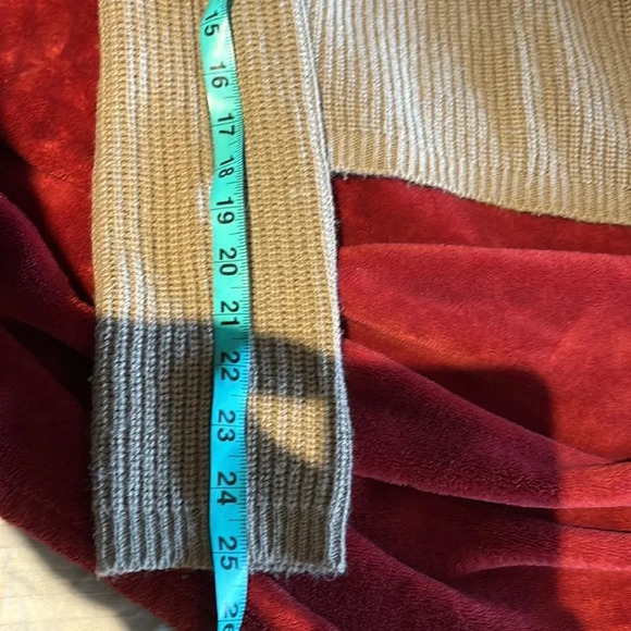 UB Tan long sleeve sweater Sz - Picture 12 of 14